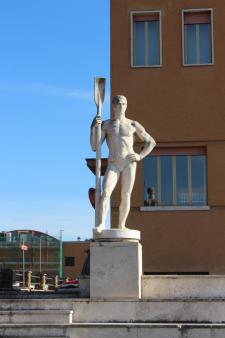 Statua del "Vogatore" realizzata dallo scultore Silvio Olivo.