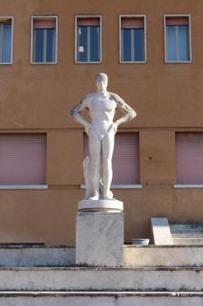 Statua del "Nuotatore" realizzata dallo scultore Alessandro Monteleone.