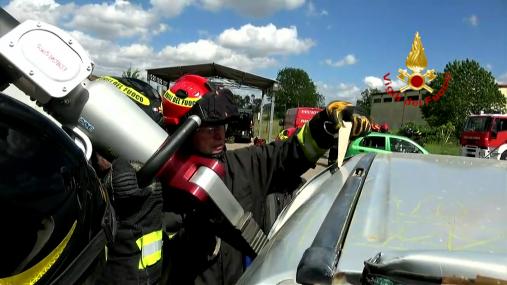 ADDESTRAMENTO PER SOCCORSO IN CASO DI INCIDENTE STRADALE CON VEICOLI DI NUOVA GENERAZIONE
