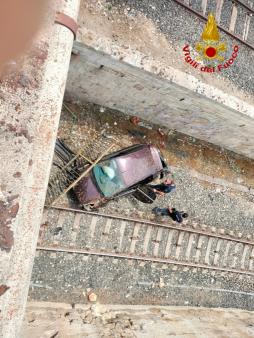 Ragusa, auto precipita dal cavalcavia finendo sulla linea ferrovia