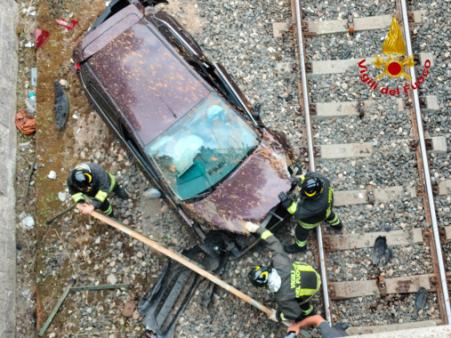 Ragusa, auto precipita dal cavalcavia finendo sulla linea ferrovia