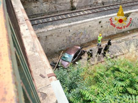 Ragusa, auto precipita dal cavalcavia finendo sulla linea ferrovia