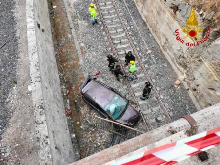 Ragusa, auto precipita dal cavalcavia finendo sulla linea ferrovia