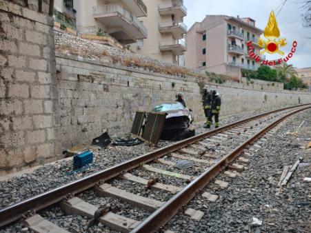 Ragusa, auto precipita dal cavalcavia finendo sulla linea ferrovia