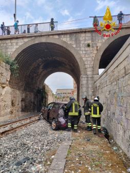 Ragusa, auto precipita dal cavalcavia finendo sulla linea ferrovia