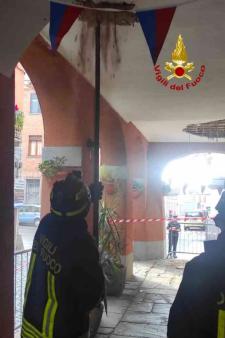 Intonaco si stacca dal soffitto dei porticati in via Martiri della Libertà a Livorno Ferraris