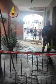 Intonaco si stacca dal soffitto dei porticati in via Martiri della Libertà a Livorno Ferraris