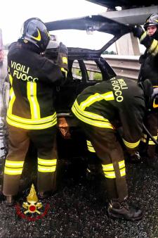 Incendio autovettura sull'autostrada A4 vicino al casello di Carisio