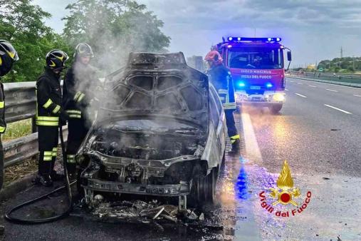 Incendio autovettura sull'autostrada A4 vicino al casello di Carisio