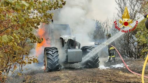 Trattore e sterpaglie a fuoco in via Passarini. Tre autobotti VF sul posto