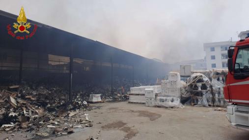 Vasto incendio divampa all’interno di un capannone di un’azienda di materiale edile