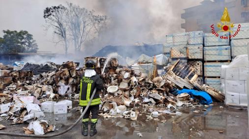 Vasto incendio divampa all’interno di un capannone di un’azienda di materiale edile