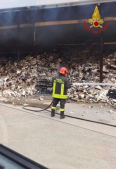 Vasto incendio divampa all’interno di un capannone di un’azienda di materiale edile