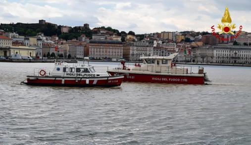 Trieste, si tuffa in mare e scompare: continuano le ricerche dell’uomo