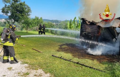 In fiamme una legnaia in località Oslavia
