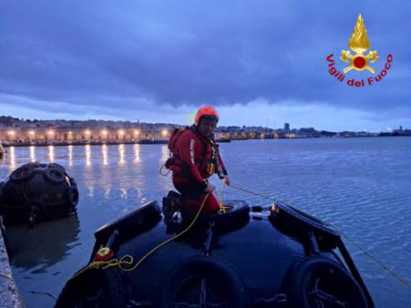 Trieste, si tuffa in mare e scompare: continuano le ricerche dell’uomo