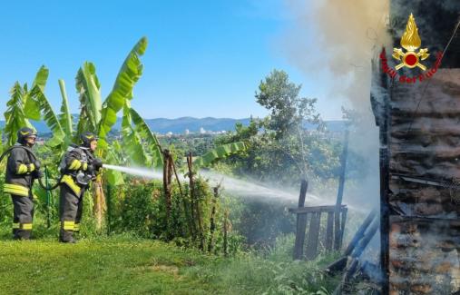 In fiamme una legnaia in località Oslavia