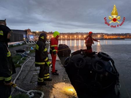 Trieste, si tuffa in mare e scompare: continuano le ricerche dell’uomo