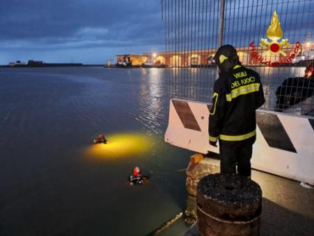 Trieste, si tuffa in mare e scompare: continuano le ricerche dell’uomo
