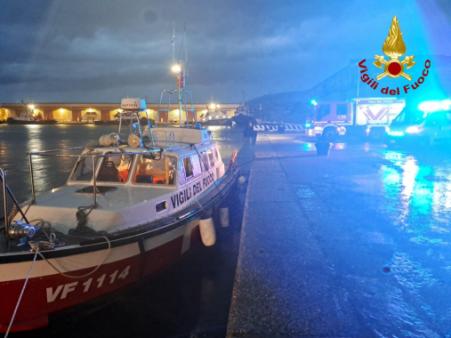 Trieste, si tuffa in mare e scompare: continuano le ricerche dell’uomo