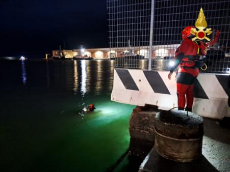Trieste, si tuffa in mare e scompare: continuano le ricerche dell’uomo