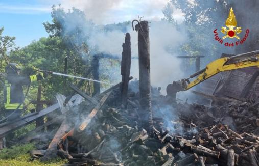 In fiamme una legnaia in località Oslavia