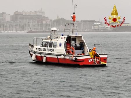 Trieste, si tuffa in mare e scompare: continuano le ricerche dell’uomo