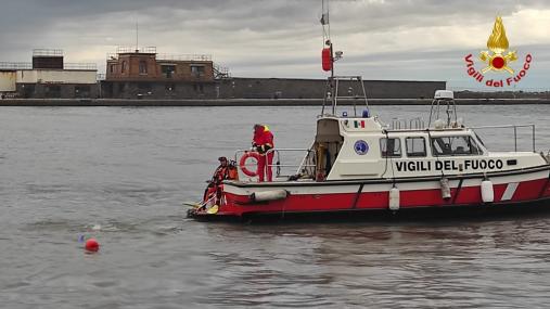 Trieste, si tuffa in mare e scompare: continuano le ricerche dell’uomo