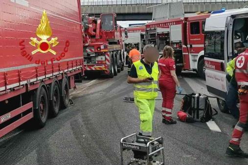 Incidente coinvolge tre autoarticolati sulla A4 nel comune di Borgo D'Ale