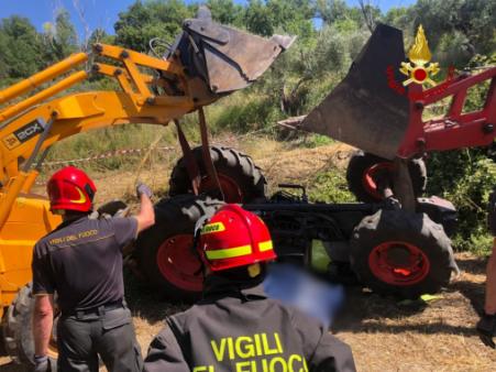 Tragico incidente nelle campagne di Minturno: un uomo rimane schiacciato dal trattore