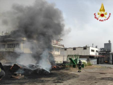 Un vasto incendio distrugge un capannone a Misterbianco