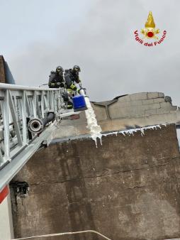Un vasto incendio distrugge un capannone a Misterbianco