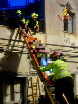 I Vigili del fuoco soccorrono un uomo bloccato su un tetto a Biancavilla