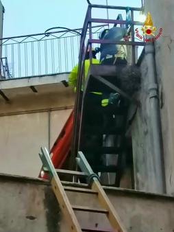 I Vigili del fuoco soccorrono un uomo bloccato su un tetto a Biancavilla