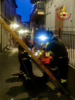 I Vigili del fuoco soccorrono un uomo bloccato su un tetto a Biancavilla