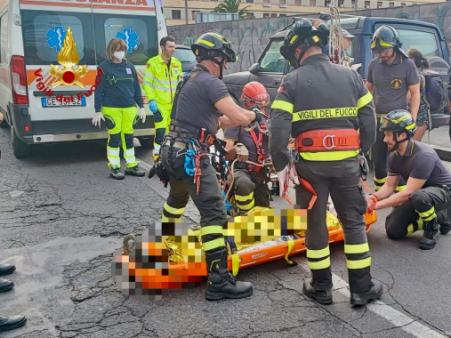 Cade in uno scavo profondo 10 metri: 27enne soccorso dai Vigili del fuoco