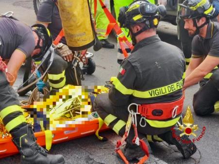 Cade in uno scavo profondo 10 metri: 27enne soccorso dai Vigili del fuoco