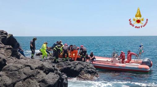 I Vigili del Fuoco soccorrono una persona caduta in mare