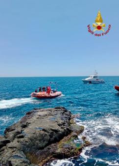 I Vigili del Fuoco soccorrono una persona caduta in mare