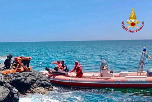 I Vigili del Fuoco soccorrono una persona caduta in mare