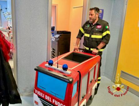 Vigili del Fuoco in visita al reparto di pediatria dell'Osp. Garibaldi di Nesima a Catania