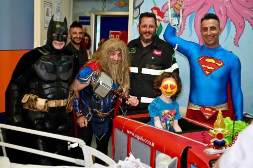 Vigili del Fuoco in visita al reparto di pediatria dell'Osp. Garibaldi di Nesima a Catania