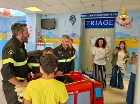 Vigili del Fuoco in visita al reparto di pediatria dell'Osp. Garibaldi di Nesima a Catania