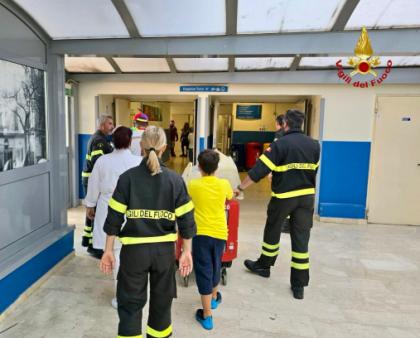 Vigili del Fuoco in visita al reparto di pediatria dell'Osp. Garibaldi di Nesima a Catania
