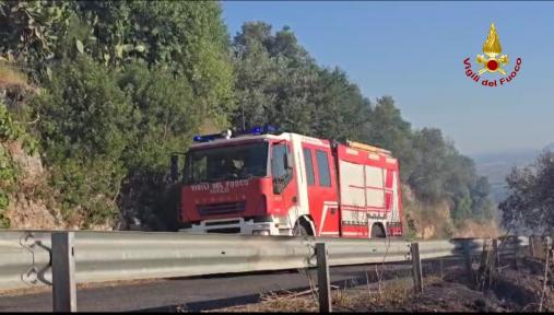 Brucia vegetazione nel comune di Roccasecca dei Volsci: Canadair VF in azione