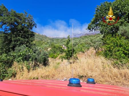 Brucia vegetazione nel comune di Roccasecca dei Volsci: Canadair VF in azione