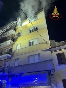 Appartamento in fiamme a Legnago: donna salvata dai vigili del fuoco