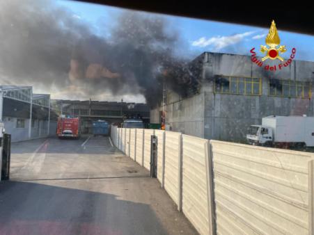 Sandrigo, incendio in un'azienda di trattamento rifiuti