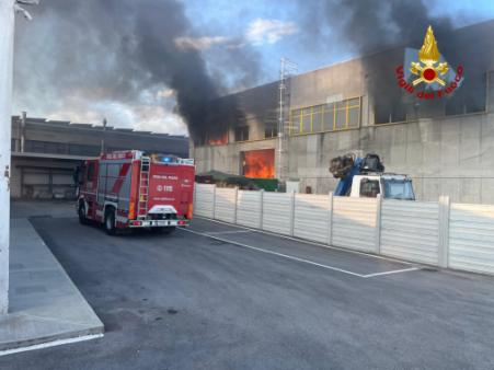 Sandrigo, incendio in un'azienda di trattamento rifiuti