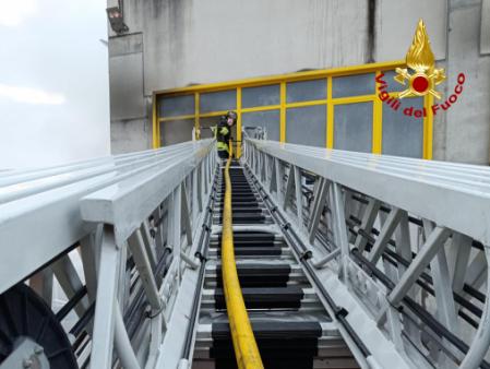 Sandrigo, incendio in un'azienda di trattamento rifiuti